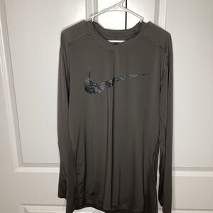 Mens Nike Long Sleeved performance Dri-fit tee shirt XL‎